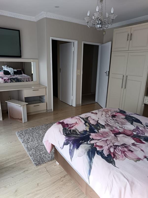 5 Bedroom Property for Sale in Grassy Park Western Cape